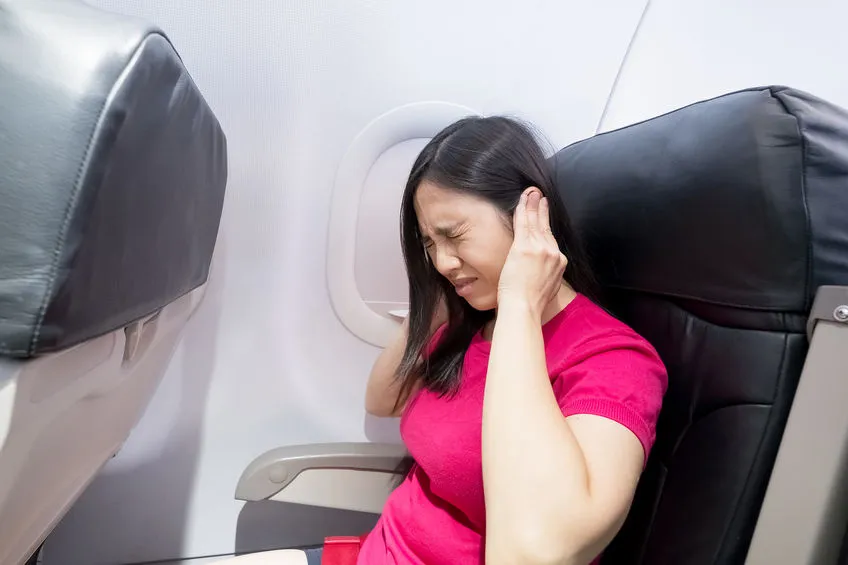 Thay đổi áp suất khi đi máy bay có thể gây triệu chứng ù tai